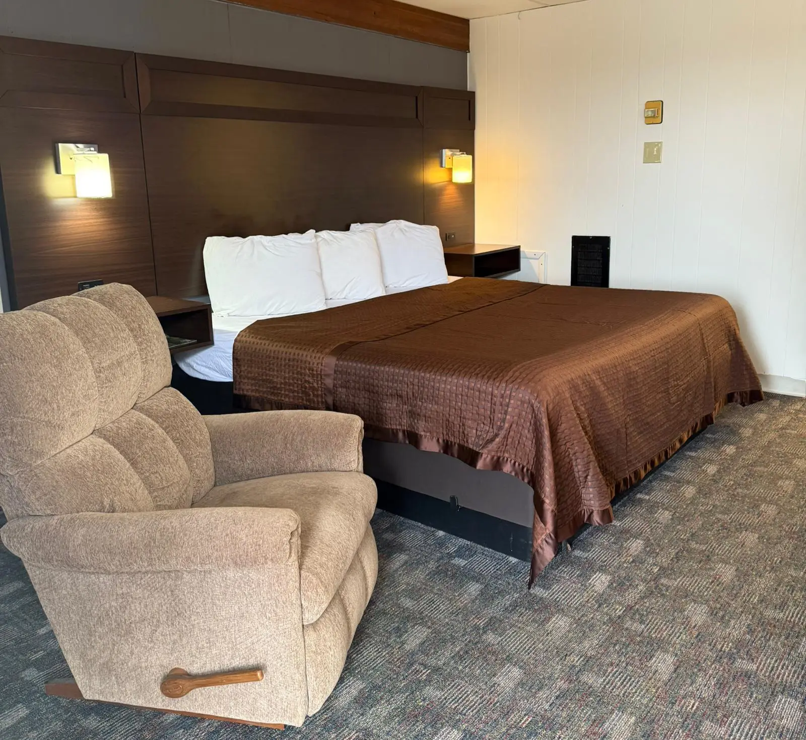Standard Room, 1 Queen Bed